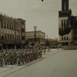 7월 퍼레이드(독립기념일)에서 6사단 행진 모습. 우측의 위장건물은 제71병원 [사진] [건] (1946-07-04)