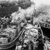 흥남부두에서 소형선으로 탈출하는 피난민들 [사진] [건] (1950-12-19)