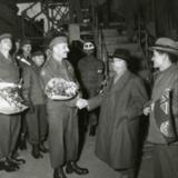한국 정부관계자로부터 환영 받는 캐나다군 장교 [사진] [건] (1950-12-18)