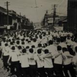 한국 학생들이 통일 없는 휴전에 항의하며 미대사관 앞에서 항의 시위를 하는 모습 [사진] [건] (1953-08-24)