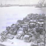 바지선에 실린 미군장비들 3부두 [사진] [건] (1951-01-19)