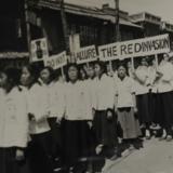 한국 학생들이 통일 없는 휴전에 항의하며 미대사관 앞에서 항의 시위를 하는 모습2 [사진] [건] (1953-08-24)