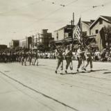 7월 퍼레이드(독립기념일)에서 기수단과 본부사령부가 사열대를 통과하는 모습 [사진] [건] (1946-07-04)